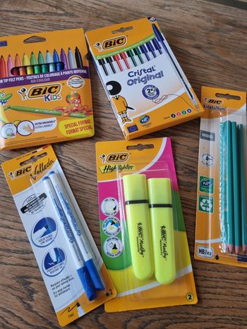 Lot de fournitures scolaires neuf