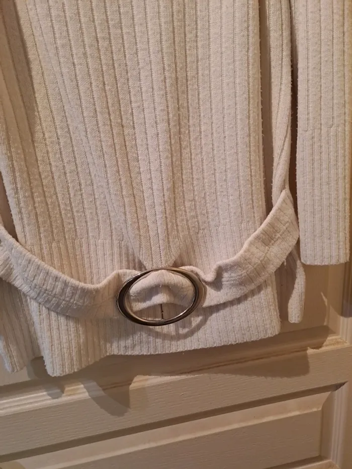 Pull blanc avec boucle devant - Sans marque - Taille 40 - Bon état. - photo numéro 4