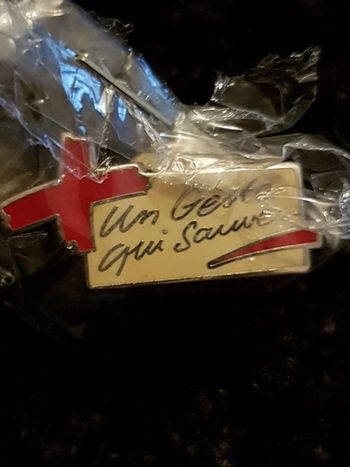 Pin's la croix rouge