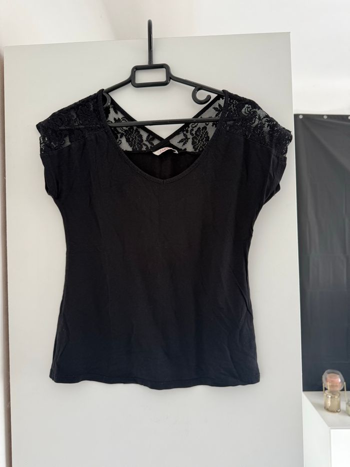 T-shirt noir dentelle