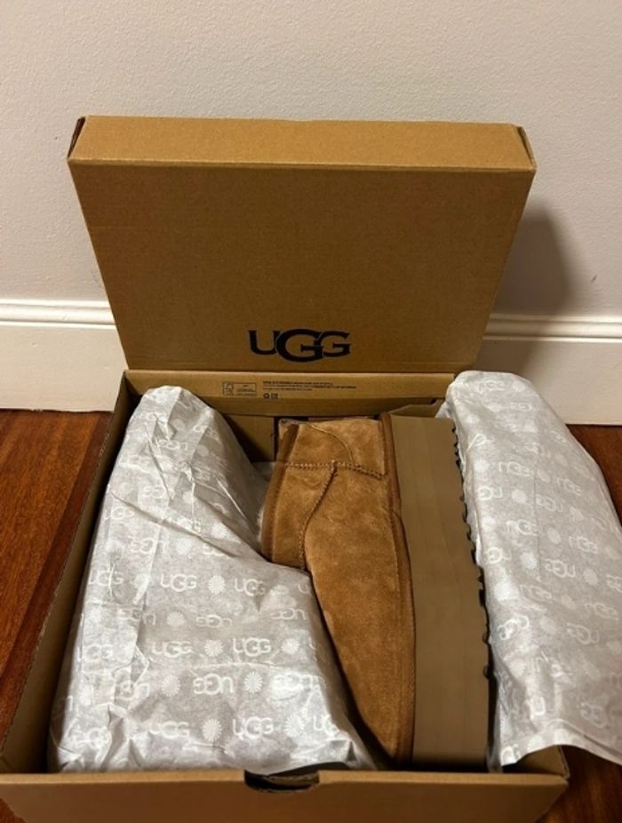 Bottes de neige courtes à talons hauts UGG, pointure 39 - photo numéro 8