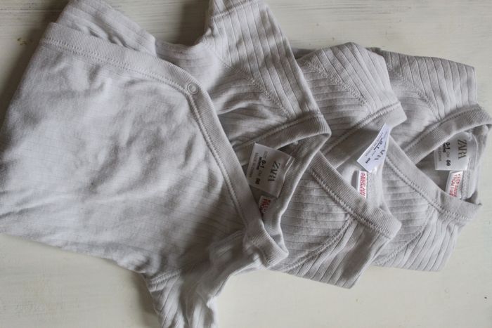 Lot bodies zara bébé 0-1 mois - photo numéro 2