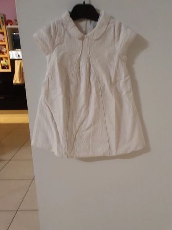 Robe blanche forme trapèze manche courte col rond 2 ans