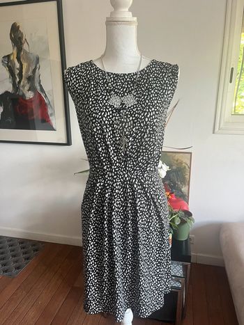 Robe chic fluide sans manches imprimée motifs