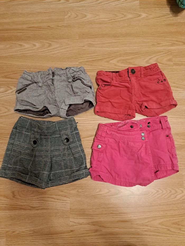 3 shirts et 1 jupe short 3 ans