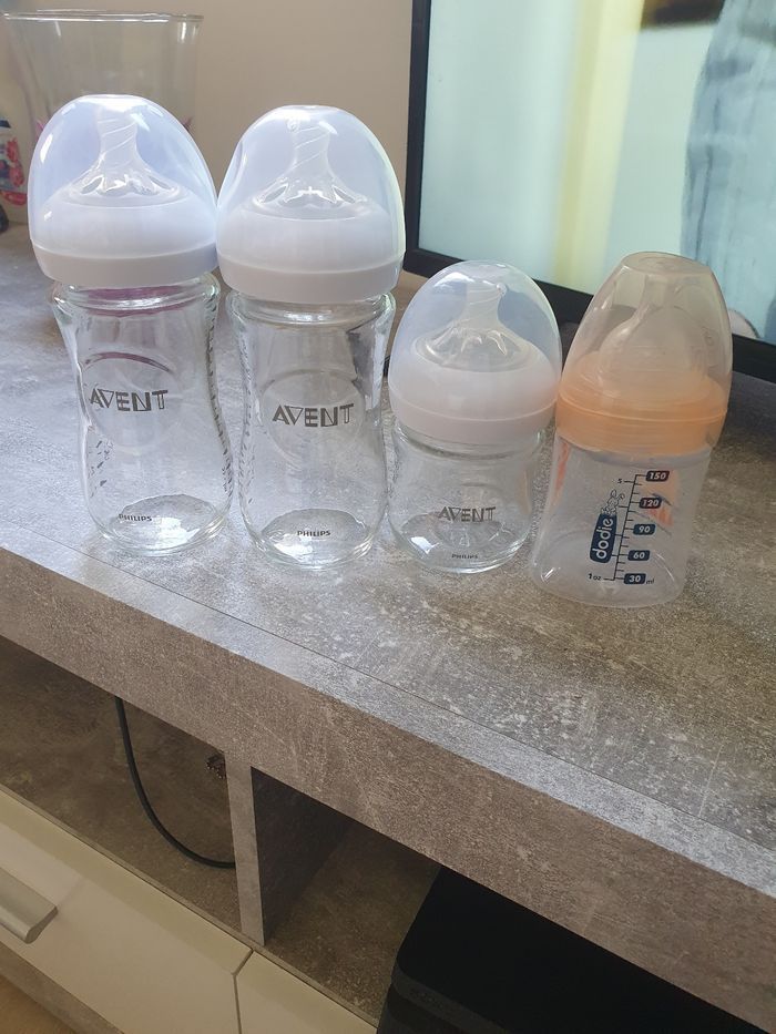 3 biberons avent et 1 biberon dodie