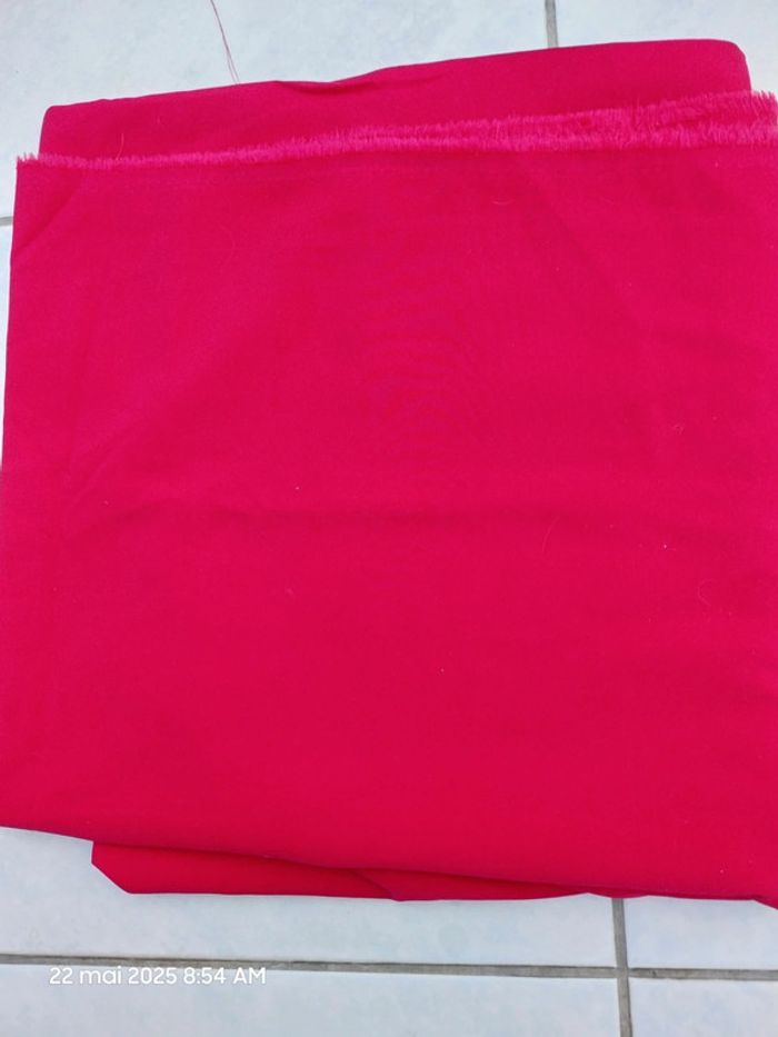 (Remise de 30 % sur le prix d'achat) - 2,80 m x 1.44 m - Tissu crêpe uni Suzy rouge – Mondial Tissus - photo numéro 4