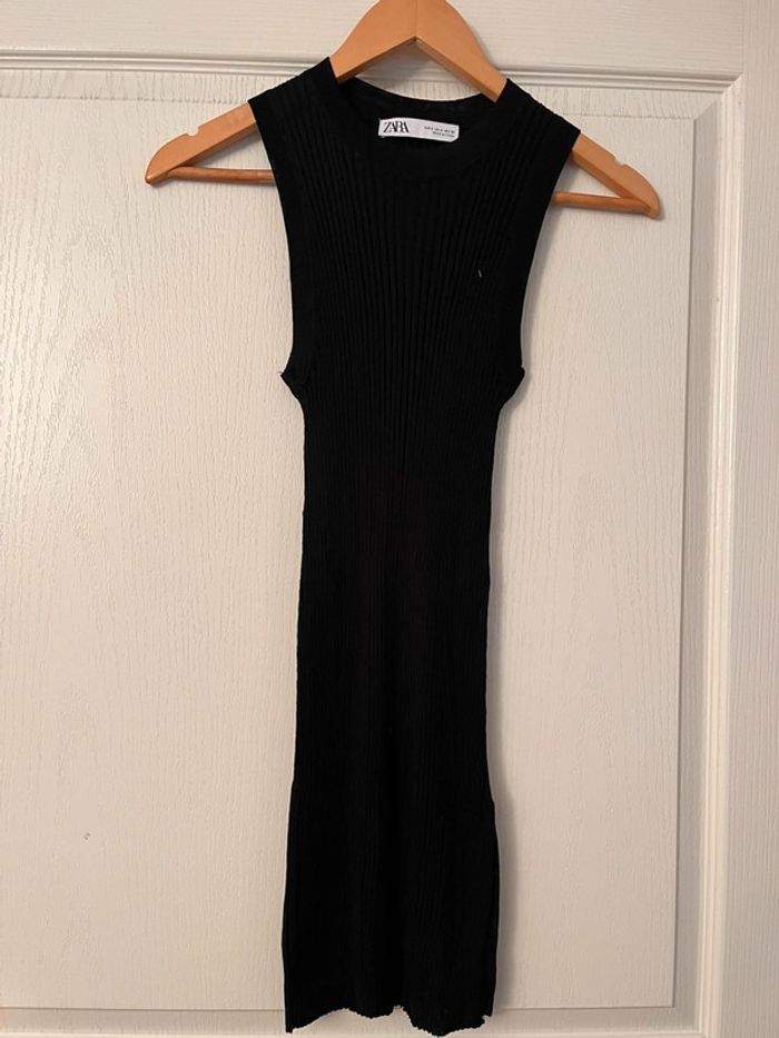 Robe noir moulante sans manche taille s marque Zara