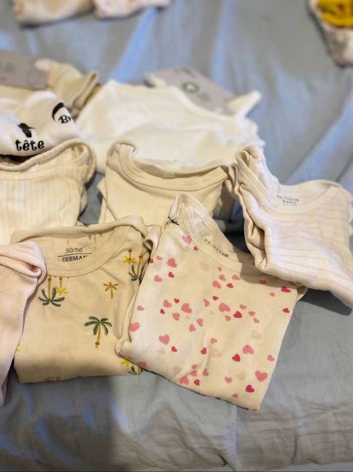 Lot de vêtements bébé 1-3mois (body) - photo numéro 2