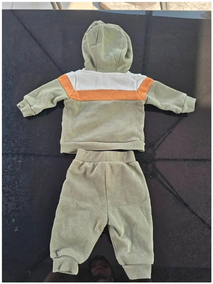 Ensemble jogging 3 mois - photo numéro 2