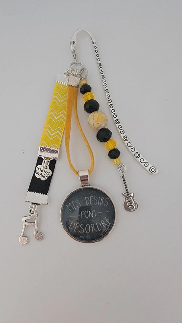 Cadeau humour, bijoux de sac ou marque page " mes désirs font désordre "