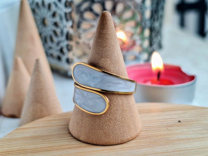 Bague Doré ouverte, avec du nacre blanc, Elégant et Minimaliste, Ajustable - photo numéro 2