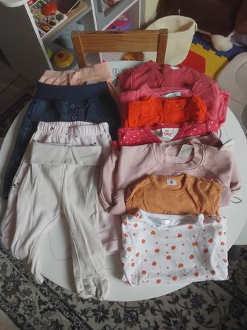 Lots de vêtements pour bébé de 6 mois en bon état.