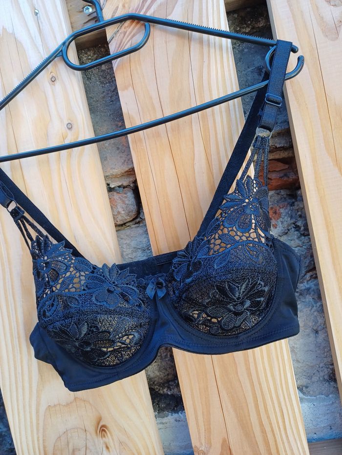 Joli soutien-gorge noir en dentelle - photo numéro 3