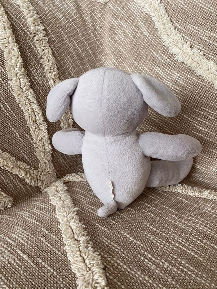 Peluche doudou 25cm obaibi chien gris à cœur blanc parfait état - photo numéro 3