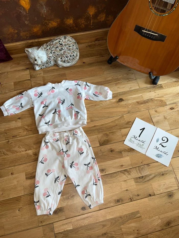 Joli petit jogging motifs cerises très bon état h&m 80cm=12mois