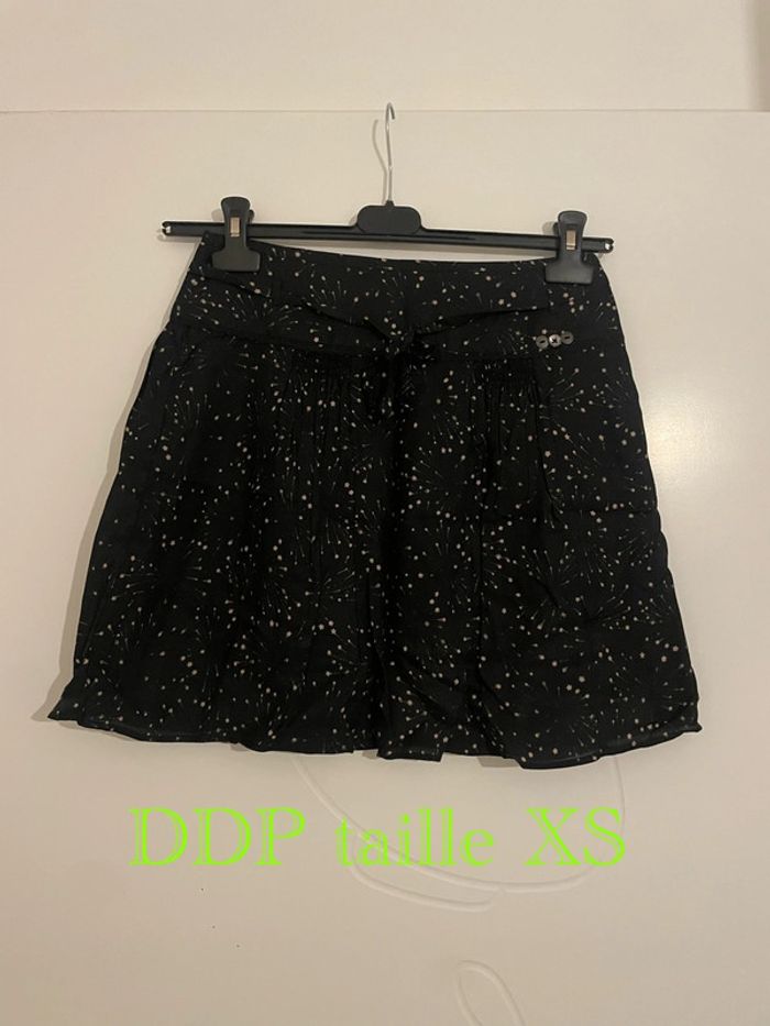 Jupe taille haute fluide évasée noir motifs doré avec ceinture DDP taille XS