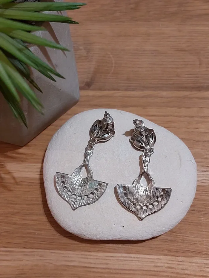 Boucles d'oreilles neuves fantaisie - photo numéro 3