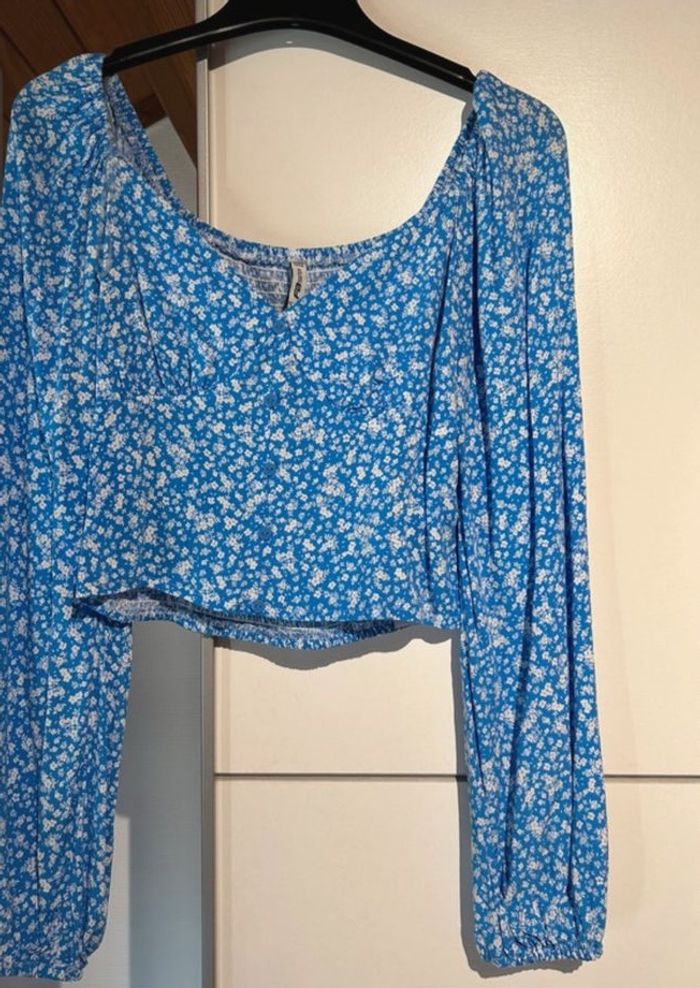 Blouse bleue à fleurs blanches manches longues New Yorker – Taille M – Neuve sans étiquette