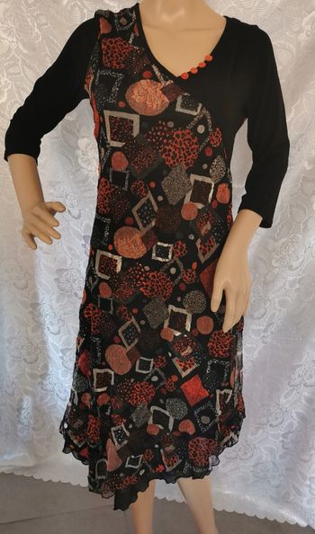 Robe asymétrique colorée. Noir. Orange– La Mode Est À Vous – T. 38