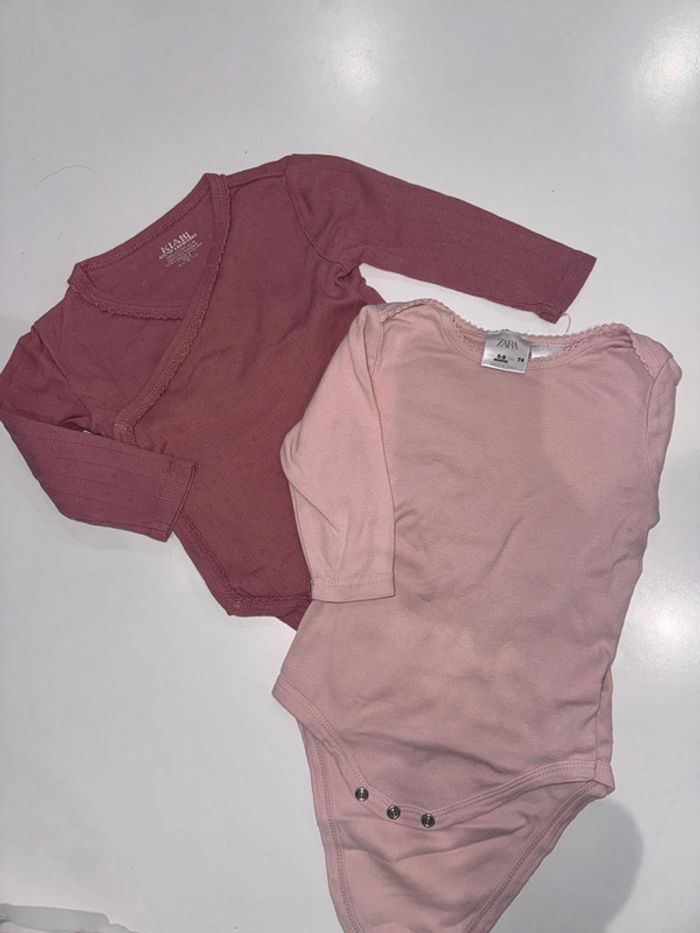 Lot de 2 bodies manches longues – Zara & Kiabi – Taille 6-9 mois / 74 cm
