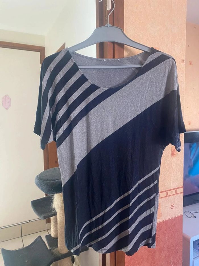 TEE shirt femme à rayure taille 38 très bon etat