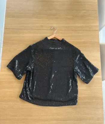 Haut noir à sequins