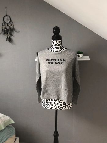 Petit pull léger gris écriture noire