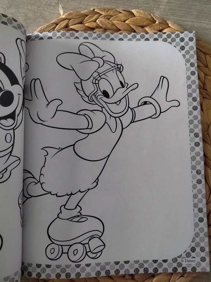Livre de coloriage Minnie MegaColor + crayons de couleur - photo numéro 3