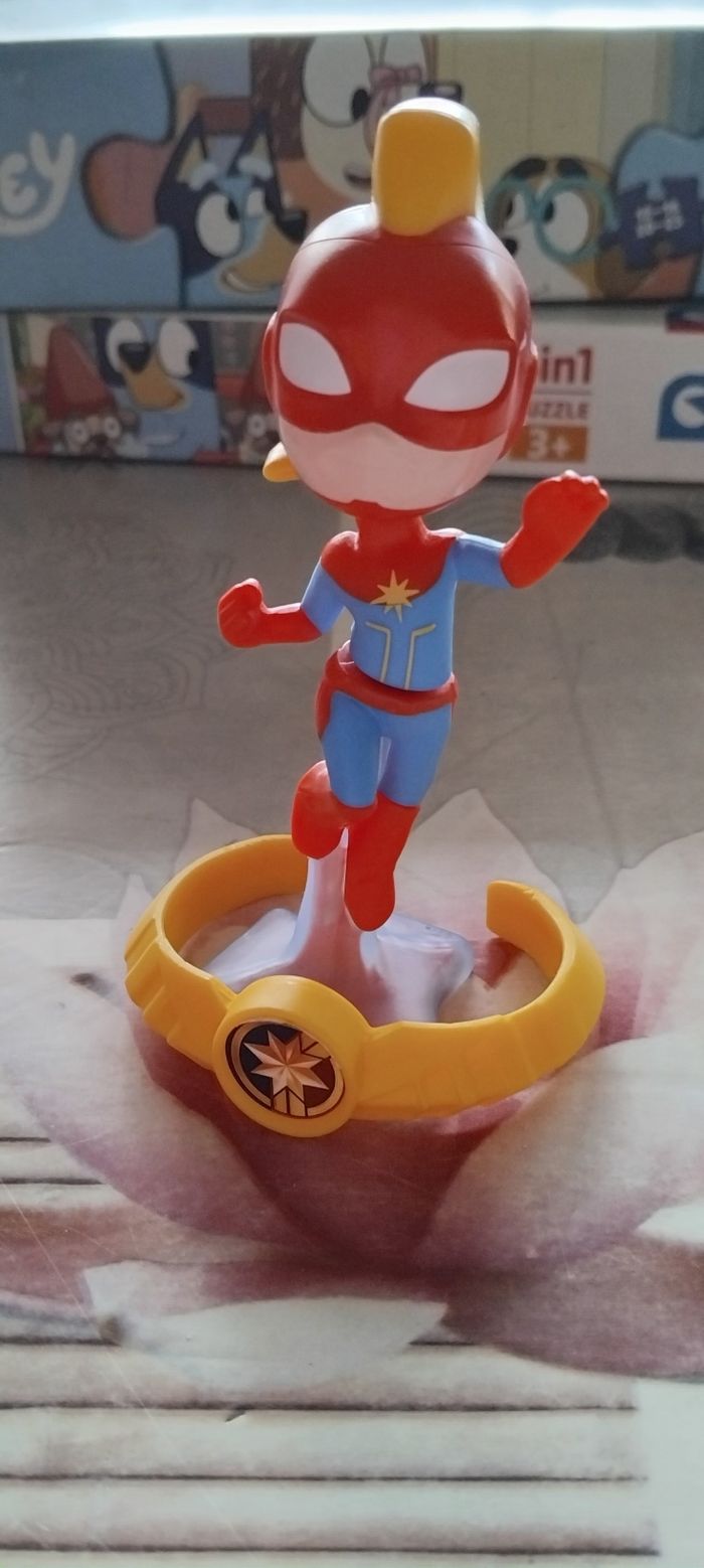 Figurines I ron man avec bracelet + miss marvel avec bracelet