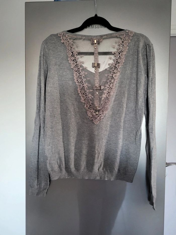Pull gris ouvert dans le dos - photo numéro 3