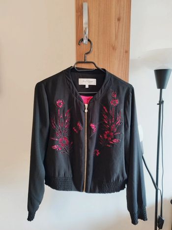 Très jolie veste bombers noir et rose fushia de la marque Jus d'orange en taille T3 (taille L)
