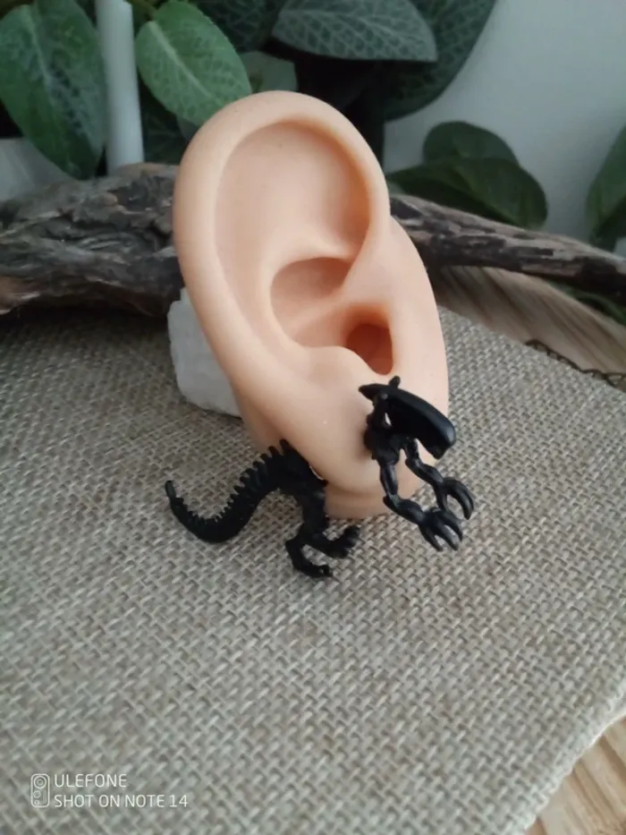 Mono boucle d'oreille dinosaure noir