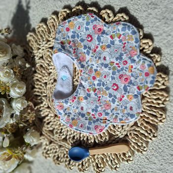 Bavoir forme fleur motifs liberty