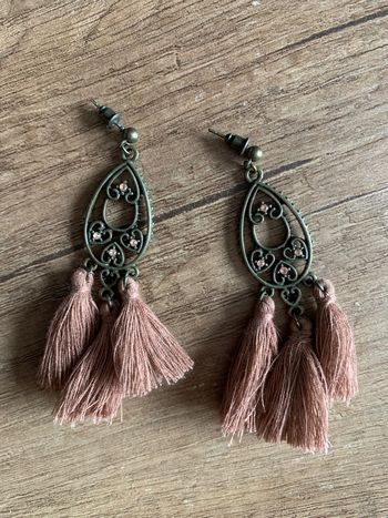 Boucles d’oreille pompon taupe tbe