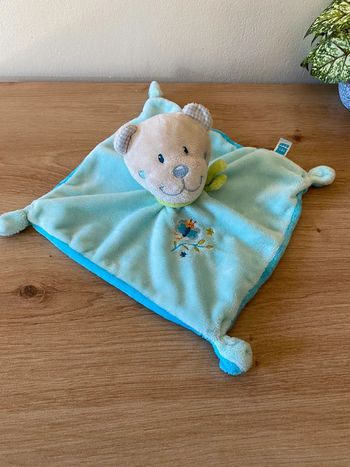 Doudou plat ours bleu écharpe verte papillon brodée tex baby