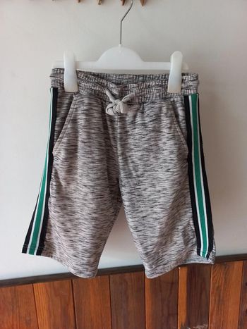 Bermuda gris avec bandes vertes