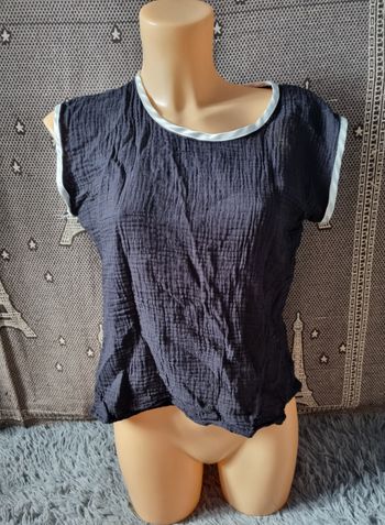 Haut noir effet crépon taille M