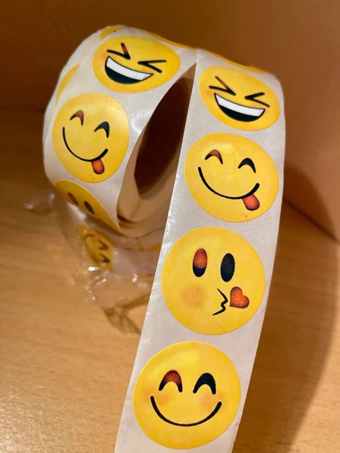 1000 autocollants gommettes smileys 8 motifs NЕUF