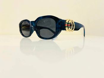 Lunette de soleil femme bleu marine et dorée Taille moyenne uvprotection catégorie 3