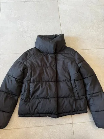 Doudoune Stradivarius, très bon état juste petite marque d'usure sur la fermeture, taille M