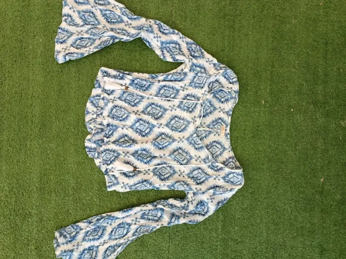 Top court manches fluides fendues Hollister taille S - photo numéro 4