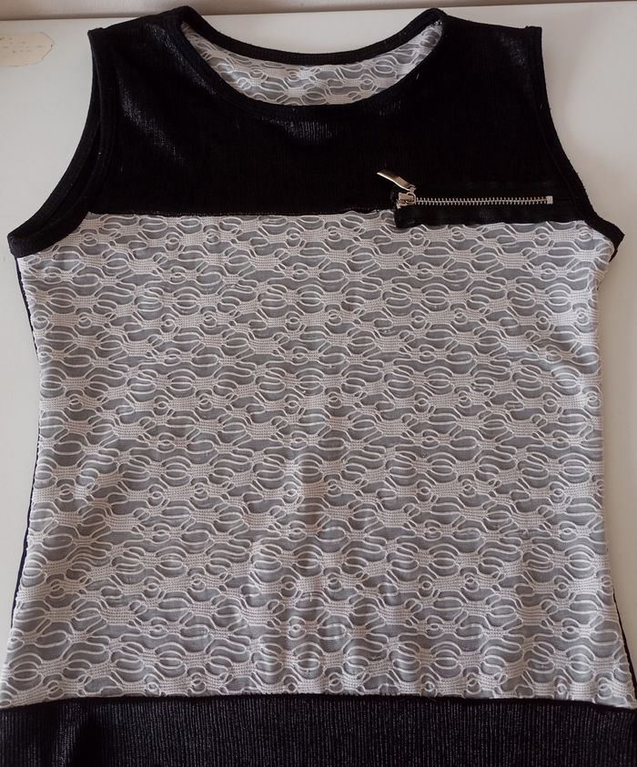 Robe sans manche . 10 ans .Noir brillant et bande dentelle . Polyester élasthanne. Très bon état . - photo numéro 6