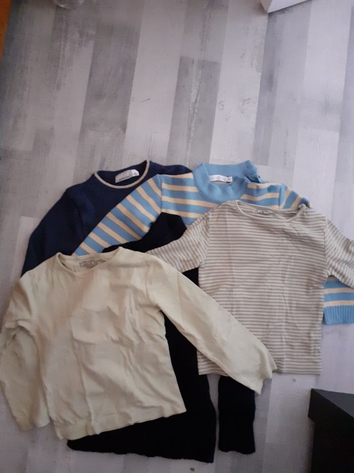 Lot fille pulls, gilet et tee shirt manche longue.