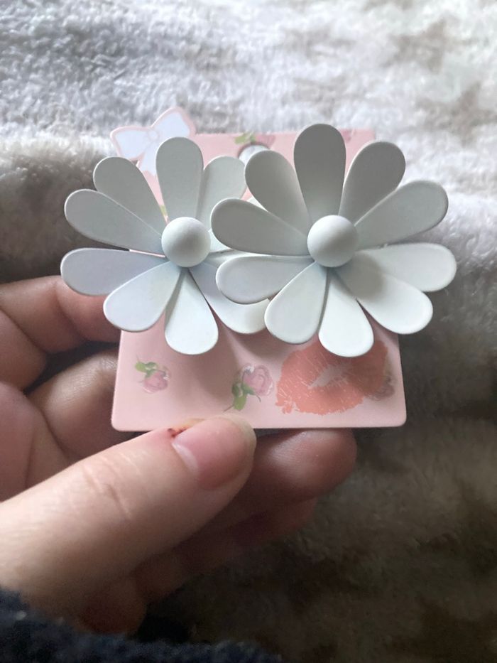 Boucles d’oreilles NEUVES pour femme en forme de fleurs couleur blanc