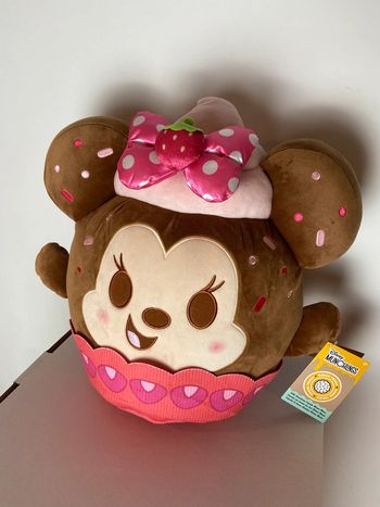 Peluche Minnie Mouse Cupcake aux fraises Disney Munchlings Peluche moyenne parfumée - Friandises