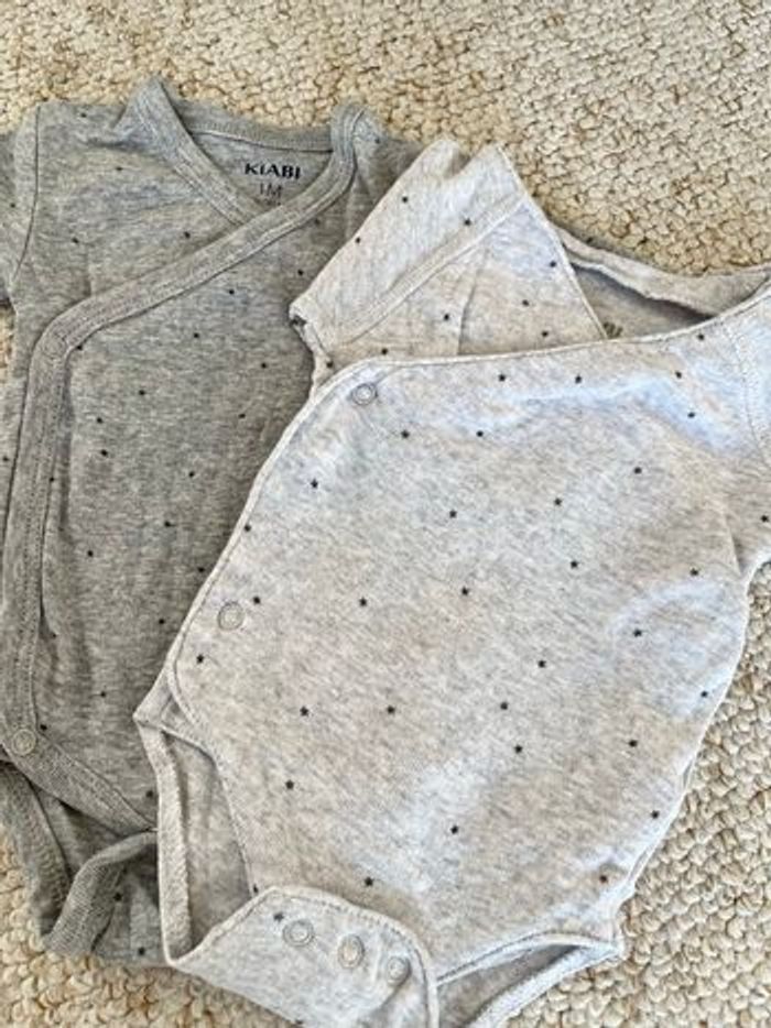 Lot bodies Kiabi 1 mois - photo numéro 2