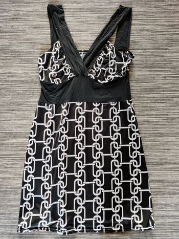 Robe noire et blanche