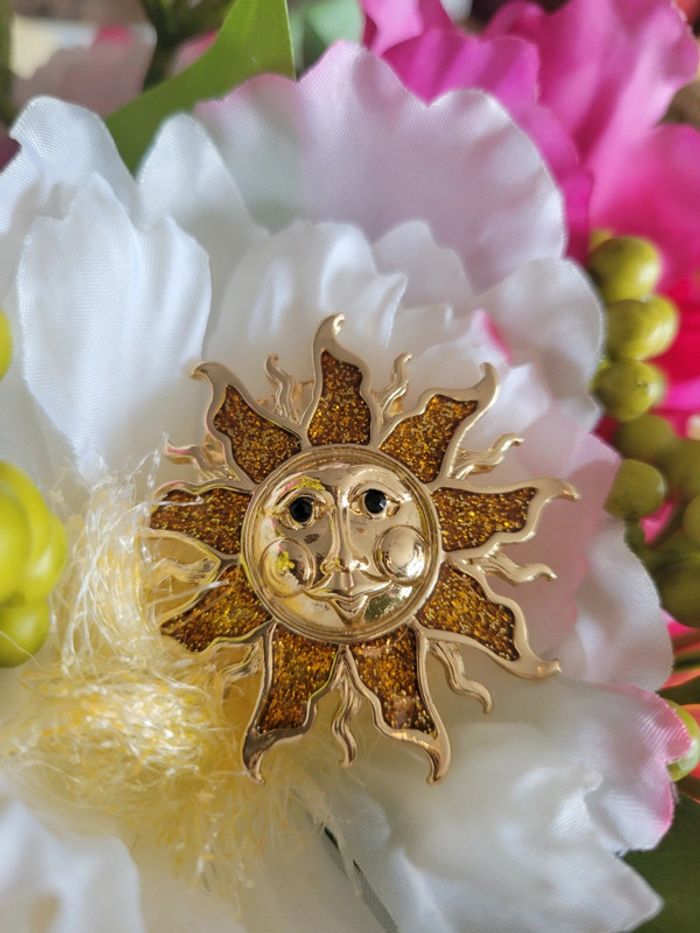 Broche soleil doré et sourant - photo numéro 2