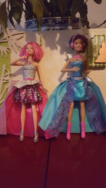 2 barbies  rock&royale  bon états fonctionne
